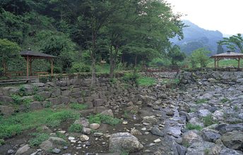 日本水の里 景石
